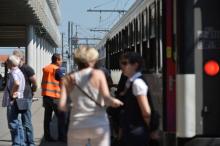 Des passagers patientent sur le quai de la gare de Toulouse le 8 juin 2016