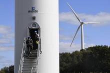 Techniciens du groupe Engie sur des éoliennes le 3 octobre 2017 à Radenac (Morbihan)