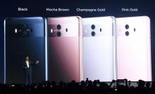 Richard Yu, un des responsables de Huawei, présente le nouveau smartphone de la marque, le Mate 10, 