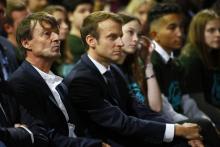 Le ministre de la Transition écologique Nicolas Hulot (G), assis au côté d'Emmanuel Macron, à Rungis