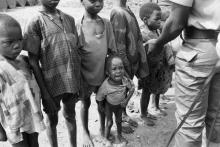 Des enfants fuient la guerre civile au Biafra le 9 septembre 1968 à Calabar