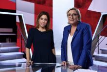 Marine Le Pen en compagnie de la journaliste Léa Salamé sur le plateau de "L'Emission politique" sur
