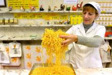 Une femme prépare des pâtes fraîches dans la boutique historique "Gatti & Antonelli" à Rome le 21 no