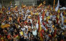 Des manifestants agitant des drapeaux aux couleurs de l'Espagne et de la Catalogne lors d'une manife