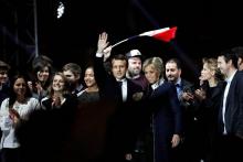 Morgan Simon derrière Emmanuel et Brigitte Macron le 7 mai 2017.