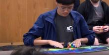 Un Coréen et son Rubik's Cube.