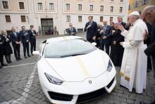Le pape a béni et apposé sa signature sur le capot d'une "Lamborghini Huracan", un modèle unique qui