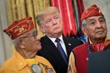 Le président américain en compagnie d'anciens combattants amérindiens à la Maison Blanche le 27 nove