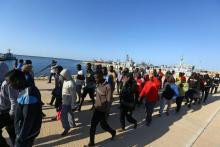 Des migrants africains attendent dans une base navale de Tripoli, après avoir été sauvés par des gar
