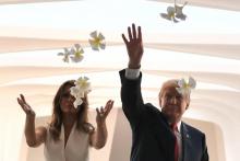 Le président américain Donald Trump et son épouse Melania lancent des fleurs en lors de leur visite 