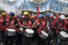 Militants de la Fédération nationale des Ports et Docks CGT lors d'une manifestation contre la loi t