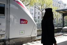 Une employée de la SNCF passe devant une rame Intercités à la Gare de l'Est à Paris, le 6 avril 2017