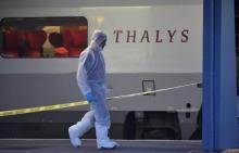 Un membre de la police scientifique travaillant sur le quai du train Thalys visé par un attentat, à 