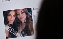Une personne regarde le 21 novembre 2017 le profil Instagram de Sarah Idan (D), Miss Irak, sur leque