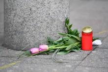 Des fleurs et une bougie ont été déposées à l'endroit où un homme a foncé sur des passants faisant u