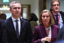 La cheffe de la diplomatie européenne Frederica Mogherini (d) et le secrétaire général de l'OTAN lor