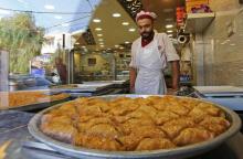 Un plateau de friandises syriennes présentées le 28 octobre 2017 dans la pâtisserie de Mazen Obeido,
