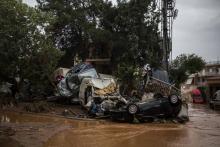 Un amas de voitures emportées par les flots de boue qui ont dévasté Mandra, au nord-ouest d'Athènes,