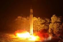 Photo fournie le 29 juillet 2017 par l'agence nord-coréenne montrant le tir d'un missile Hwasong-14 