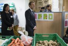 Emmanuel Macron visite un centre des Restos du Coeur, à Paris, le 21 novembre 2017