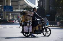 Un homme livre des paquets pendant la journée du commerce en ligne du "11/11" à Shanghai, le 11 nove