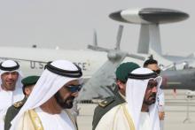 Le souverain de Dubaï, Mohamed ben Rached al-Maktoum (G) visite le salon international Dubai Airshow