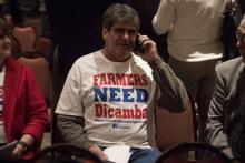Un agriculteur de l'Arkansas porte un T-shirt sur lequel on peut lire "Les agriculteurs ont besoin d