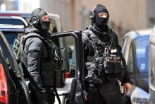Dix personnes ont été interpellées mardi matin, en région parisienne, dans le sud de la France et en