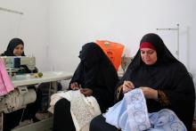 Des réfugiées palestiniennes brodent au sein d'un atelier dans le camp de Jerash en Jordanie, le 5 n