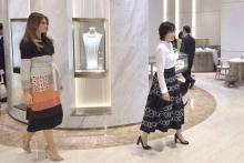 Melania Trump (g) et Akie Abe (d), visitent le 5 novembre 2017 le magasin de perles Mikimoto à Tokyo