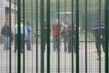 Des étrangers dans la cour du centre de rétention administrative du Mesnil-Amelot le 4 juin 2007 prè