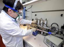 Un chercheur travaille à l'étude sur les nanoparticules dans un laboratoire de l'Institut national d