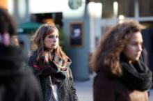 Une femme maquillée manifeste contre les violences conjugales à Paris, le 25 novembre 2012