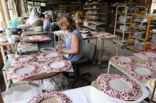 Des employés de la manufacture de porcelaine JL Coquet à Saint-Leonard-de-Noblat près de Limoges