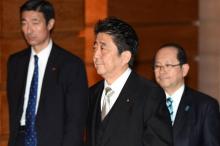 Le Premier ministre japonais Shinzo Abe (c), le 1er novembre 2017 à Tokyo