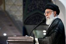 Photo fournie par les autorités iraniennes du guide suprême Ali Khamenei lors d'un prêche à la grand