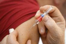 Un patient se fait vacciner contre la grippe,le 6 octobre 2017 à Ajaccio
