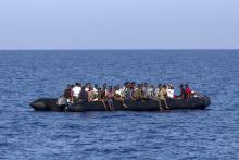 Des migrants attendent d'être secourus près de la côte lybienne le 6 août 2017