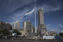Le drapeau argentin à mi-mât, le 1er novembre 2017 à Rosario au nord-ouest de Buenos Aires, en signe
