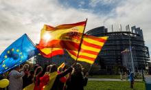 Plusieurs femmes brandissent des drapeaux européen, catalan et espagnol devant le Parlement européen