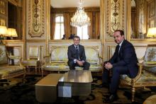 Le président français Emmanuel Macron reçoit le secrétaire général des Républicains Bernard Accoyer 