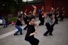 Des femmes dansent dans un parc à Pékin, le 12 juin 2017