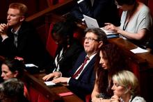 Jean-Luc Mélenchon (C) lors des questions au gouvernement à l'Assemblée, le 5 juillet 2017