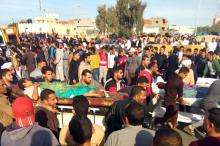 Des proches des victimes de l'attentat contre une mosquée qui a fait 235 morts et 109 blessés vendre