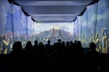 Des visiteurs du Musée de la Bible à Washington regardent un film dans l'exposition "Voyage à traver