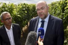 Le ministre français de l'Agriculture Stéphane Travert (d) à Galgon, en France, le 4 août 2017