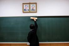 Des portraits des dirigeants nord-coréens décédés, Kim Il-sung et Kim Jong-il, sont affichés dans le