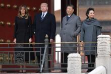Le président américain Donald Trump et sa femme Melania visitent en compagnie du président chinois X
