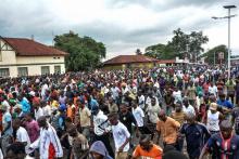 Des manifestants célèbrent la sortie du Burundi de la Cour pénale internationale, à Bujumbura, le 28