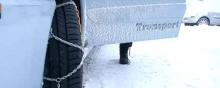 Des chaînes à neige sur une roue de voiture.